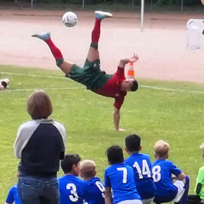 Fußball-Freestyler in Aktion bei einem Event – dynamische Freestyle-Show mit Balltricks als professionelles Event-Entertainment.