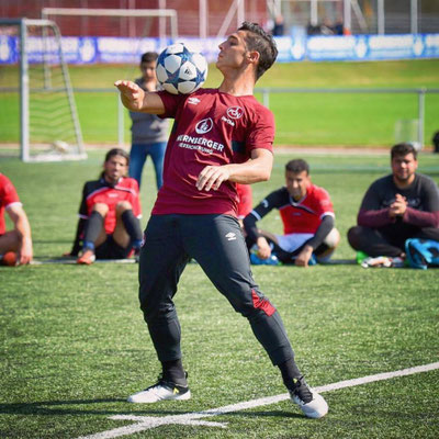 Saki zeigt Ballkontrolle beim 1. FC Nürnberg Willkommen im Fußball-Cup – Freestyle-Workshop auf dem Platz