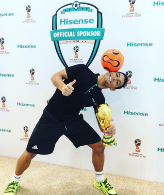 Hisense IFA Berlin Promotion – Fußball Freestyler Saki vor Sponsorwand mit Balltrick und Show-Performance.