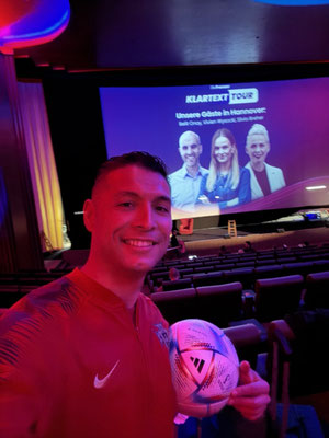 Fußball-Freestyler Saki mit Ball im Astor Grand Cinema Hannover vor Leinwand der The-Pioneer-Tour