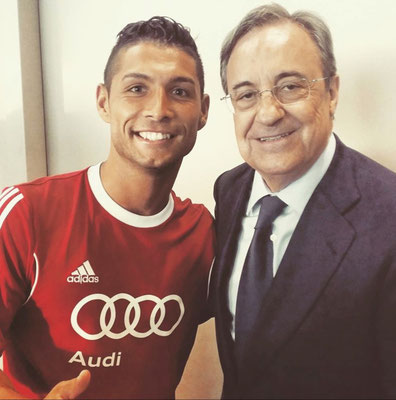 Fußball Freestyler Saki mit Real Madrid Präsident Florentino Perez in der Allianz Arena.