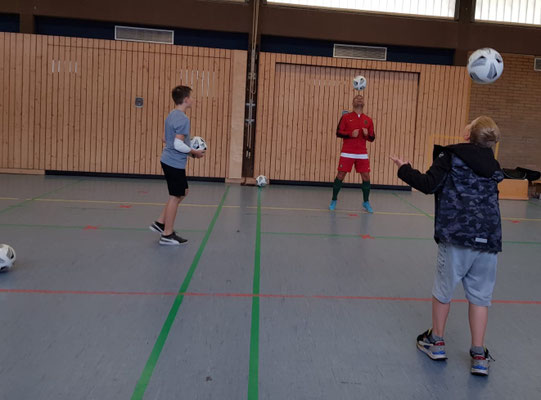 Fußball-Freestyler Saki leitet Indoor-Workshop mit Kindern in einer Sporthalle in Niedersachsen