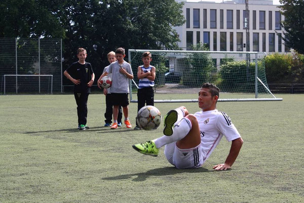 Koordinations- und Balltechnik-Übung bei Actimonda Gesundheit – Fußball-Freestyler Saki zeigt Übungen mit Hütchen, Bewegung & Fitness im Fokus.
