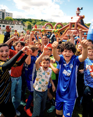Fußball-Freestyle-Entertainment für Kinder: Spielerische Tricks, Mitmach-Stationen und Ball-Challenges für junge Besucher bei Familien-Events.