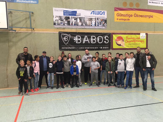 Babos und Haftbefehl mit Fussball Freestyler Saki für die Jugendförderung Babenhausen