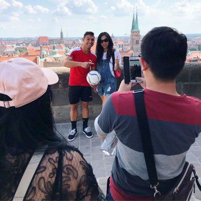 PUMA Fotoshooting mit Fußball-Freestyler Saki – Pose mit Ball und Skyline