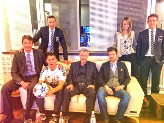 Sky Sport HD Champions League Moderation – Studio-Szene der UEFA Champions League Übertragung mit Fußball-Freestyler Saki Fussball Freestyler als Gast-Experte bei Sky Sport Deutschland.
