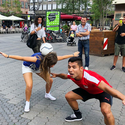 PUMA Freestyle Workshop – Saki zeigt Balltrick mit Teilnehmerin im öffentlichen Raum