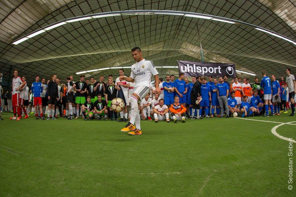 Freestyle-Jonglage in der Soccerhalle vor Publikum und Teams beim Business Cup.