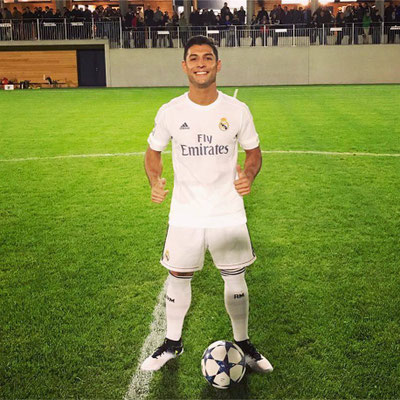 Fußball-Freestyler Saki beim FC Triesenberg in Liechtenstein – Portrait auf dem Spielfeld
