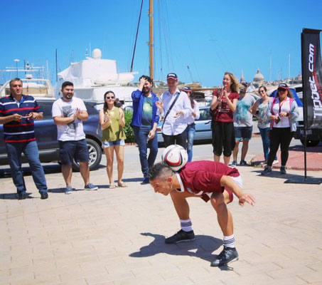 Ballkünstler und Fussball Jongleur Saki zeigt Tricks in Malta.