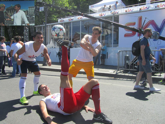 Sky Sport Berlin Champions Week Branding mit Fußball-Freestyler Saki vor Veranstaltungs-Kulisse – Entertainment und Promotion während der internationalen Champions League Woche.