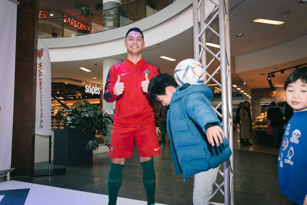 Fußball Freestyler Saki im Rheinpark Center Neuss Einkaufszentrum