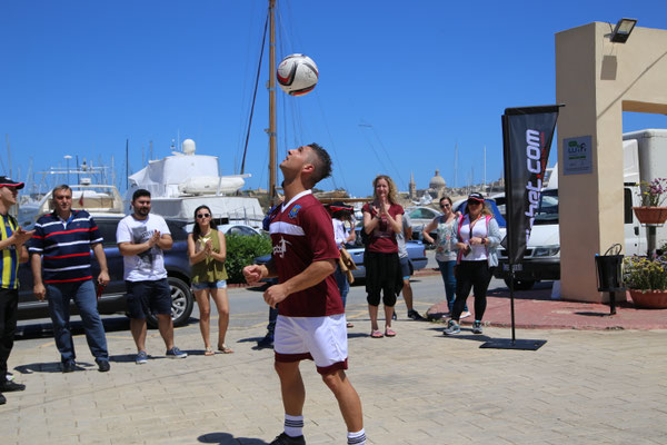 Fußball-Freestyle Show & Skills bei Gżira United FC auf Malta mit Saki