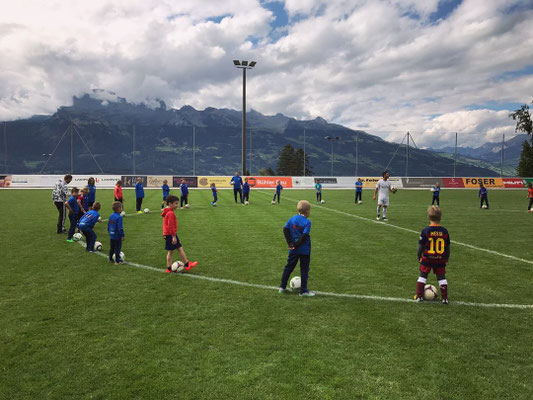 FC Triesenberg Nachwuchstraining mit Saki vor Alpenkulisse – Fußballcamp in Liechtenstein