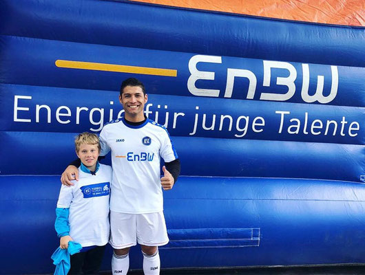 EnBW Energie für junge Talente – Saki und Kind beim KSC Fußballschule Foto in Karlsruhe