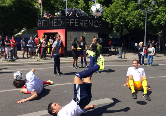 Gruppenfoto adidas X15.1 Kampagne – Fußball Freestyler Saki mit Crew/Team auf dem Event