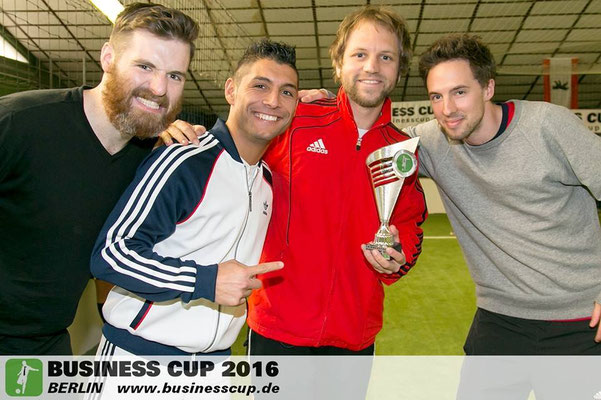 Pokalübergabe beim Business Cup Berlin: Gruppenfoto mit Saki und Siegerpokal.