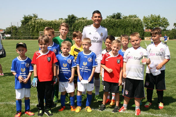 Gruppenfoto der „Ronaldo – Der greifbare“ Fußballschule Rhein-Neckar: Kinder und Trainer posieren zusammen nach dem Training, Fußballschule für Technik, Spaß und Ballgefühl.