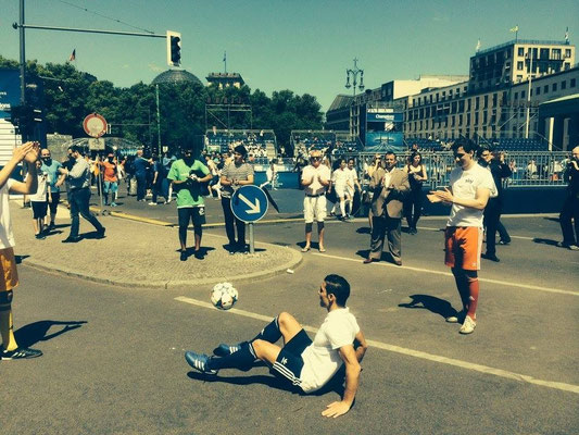 Fußball-Freestyle-Highlight von Saki am Brandenburger Tor während der Champions Week Berlin – Sky Sport Aktivierung vor internationalem Publikum.