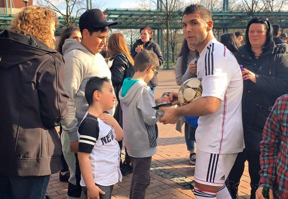Freestyler Saki gibt Autogramme und interagiert mit Kindern beim GOAL Fußball Erlebnis Park Oberhausen