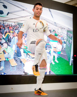 Fußball-Freestyler Saki zeigt Ball-Tricks bei B. Braun Melsungen Firmen-Event