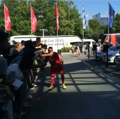 Action-Shot von Fußball-Freestyler Saki beim Audi Cup Fußball Event in München – Freestyle-Performance mit Stadion-Atmosphäre und Selfies