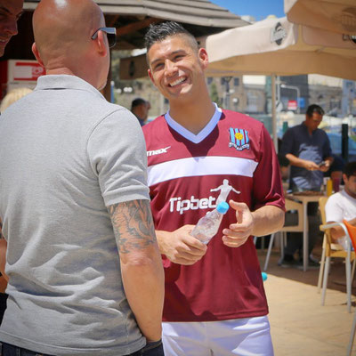 Meet & Greet auf Malta: Saki im Gespräch mit Gästen beim Gżira-United-Event.