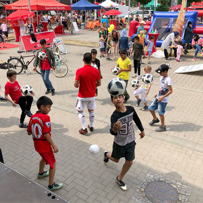 Interaktive Fußball-Workshops bei Sparkasse Kindertag – Saki zeigt Balltricks und motiviert Kinder in Berlin & Eberswalde