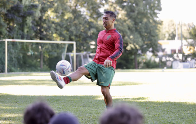 Fußball-Freestyler Saki begeistert Kinder mit Tricks beim Mainova Fußballcamp auf dem Vereinsgelände