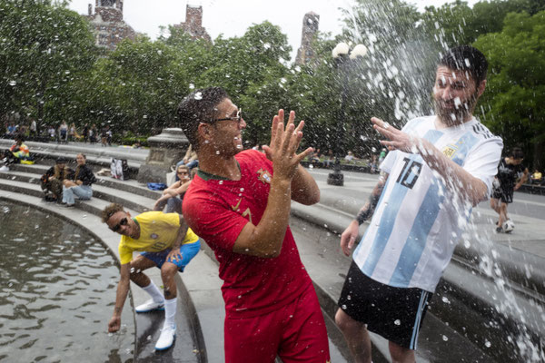 FOX Sports WM 2018 USA: Ronaldo- und Messi-Lookalike bei Spaßszene am Brunnen in New York