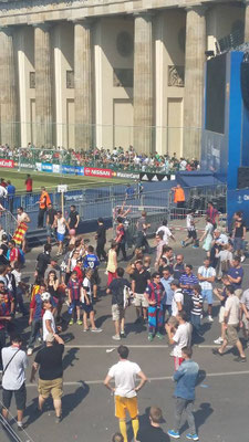 Detailaufnahme des Fußball-Freestylers Saki beim dynamischen Freestyle-Move im Rahmen der Sky Champions League Festival-Aktivitäten in Berlin.