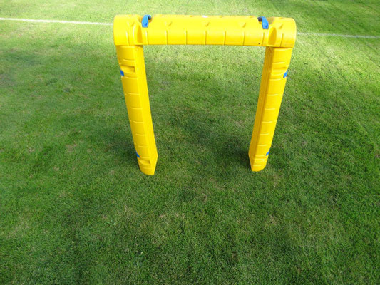 Samicap Trainingsgate auf dem Fußballplatz – Zielstation für Ballkontrolle, Orientierung und Koordination.