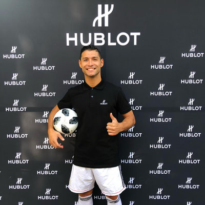 Fußball-Freestyler Saki vor Hublot Branding-Wand in – Eventfoto mit Ball
