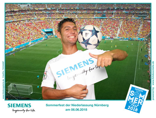 Fußball-Freestyler Saki beim Siemens Sommerfest 2018 in Nürnberg mit Siemens Branding und Fußball
