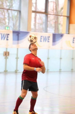 Fußball-Freestyler Saki als Cristiano-Ronaldo-Double zeigt spektakuläre Balltricks bei der offiziellen Freestyle-Show des EWE Cup 2016 in Brandenburg – Turnier-Highlight mit Publikum.