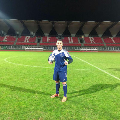 WBG-Einheit Erfurt – Freestyler mit Ball auf dem Stadion-Rasen (Daumen hoch)