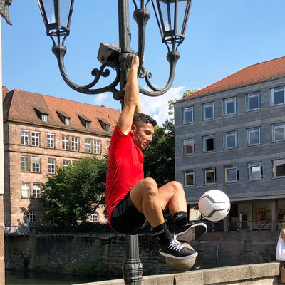 Ballkünstler Saki mit PUMA – akrobatischer Fußball-Freestyle in der Stadt