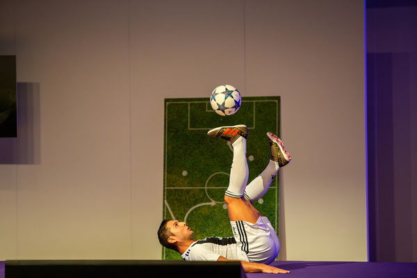 Saki bei Coty – Fußball-Freestyle Bodentrick mit Ballbalance auf der Bühne
