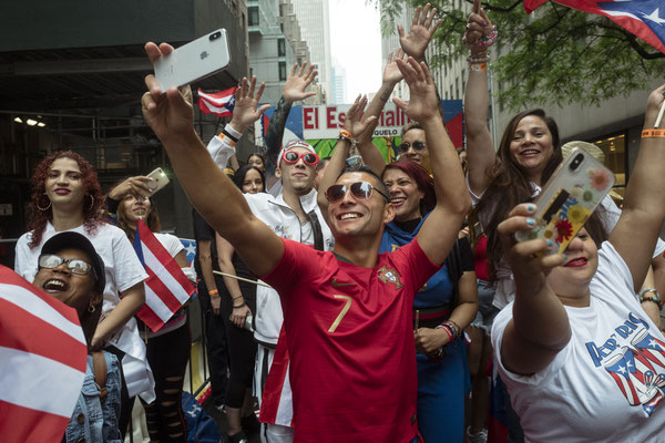 Ronaldo Lookalike Saki feiert mit Fans und Flaggen in New York – FOX Sports WM 2018 Promotion