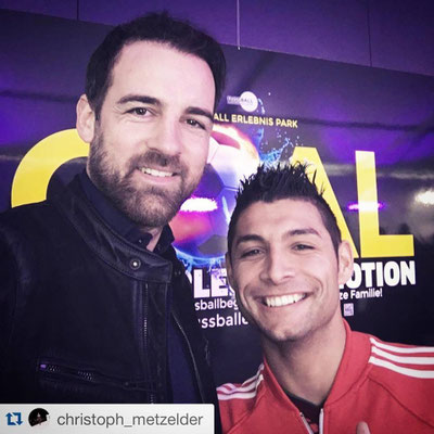 Selfie im GOAL Fußball Erlebnis Park Oberhausen – Freestyler Saki mit Besucher