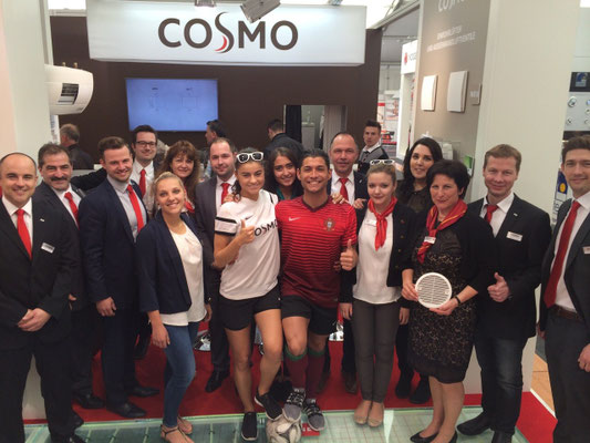 Fußball-Freestyler Saki zusammen mit der Cosmo Crew am GC-Gruppe Messestand in München – Messe-Performance und Interaktion mit Besuchern.