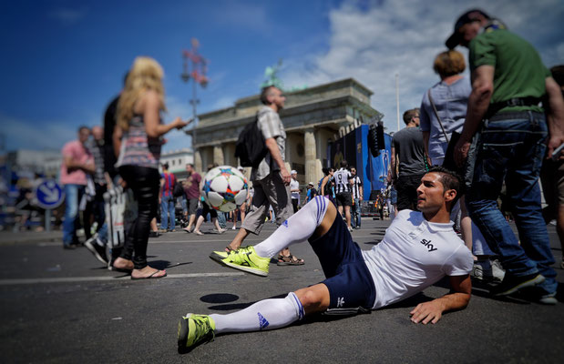 Freestyler Saki Fussball Tricks in Berlin am Brandenburger Tor