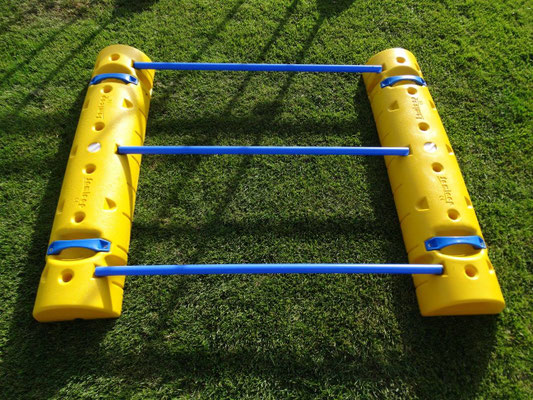 Gelbes Samicap Trainingsgerät auf dem Fußballplatz – Trainingsbasis für Technik, Koordination und Reaktionsübungen.
