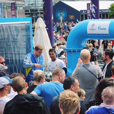 Fans machen Selfies und holen Autogramme von Fußball-Freestyler Saki beim Gazprom UEFA Champions League Final 2017