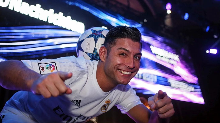 Fußball-Freestyler Saki balanciert Ball bei Gala-Show in Linz – Galanacht des Sports Brucknerhaus