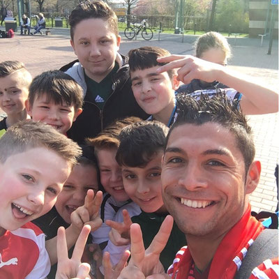 Gruppenselfie mit Kindern und Freestyler Saki beim Fußball Erlebnis Park Oberhausen