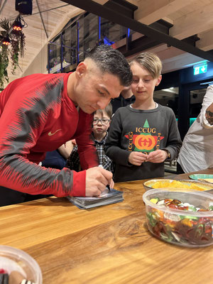 Kindergeburtstag Hannover Autogrammkarten von Fußball-Artist Saki.