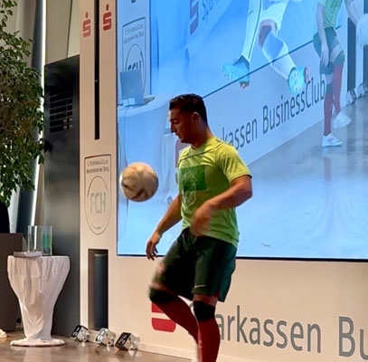 Saki zeigt eine Fußball-Freestyle-Sequenz auf der Bühne beim AOK Mitarbeiterevent in der Voith-Arena