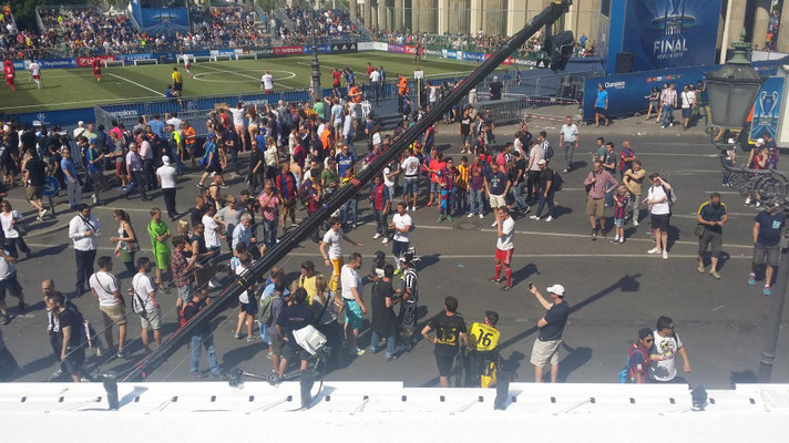 Sky Live-Event zur Champions League in Berlin – Fanbereich mit Kamerakran, viele Zuschauer, Fußball-Aktion und Eventproduktion